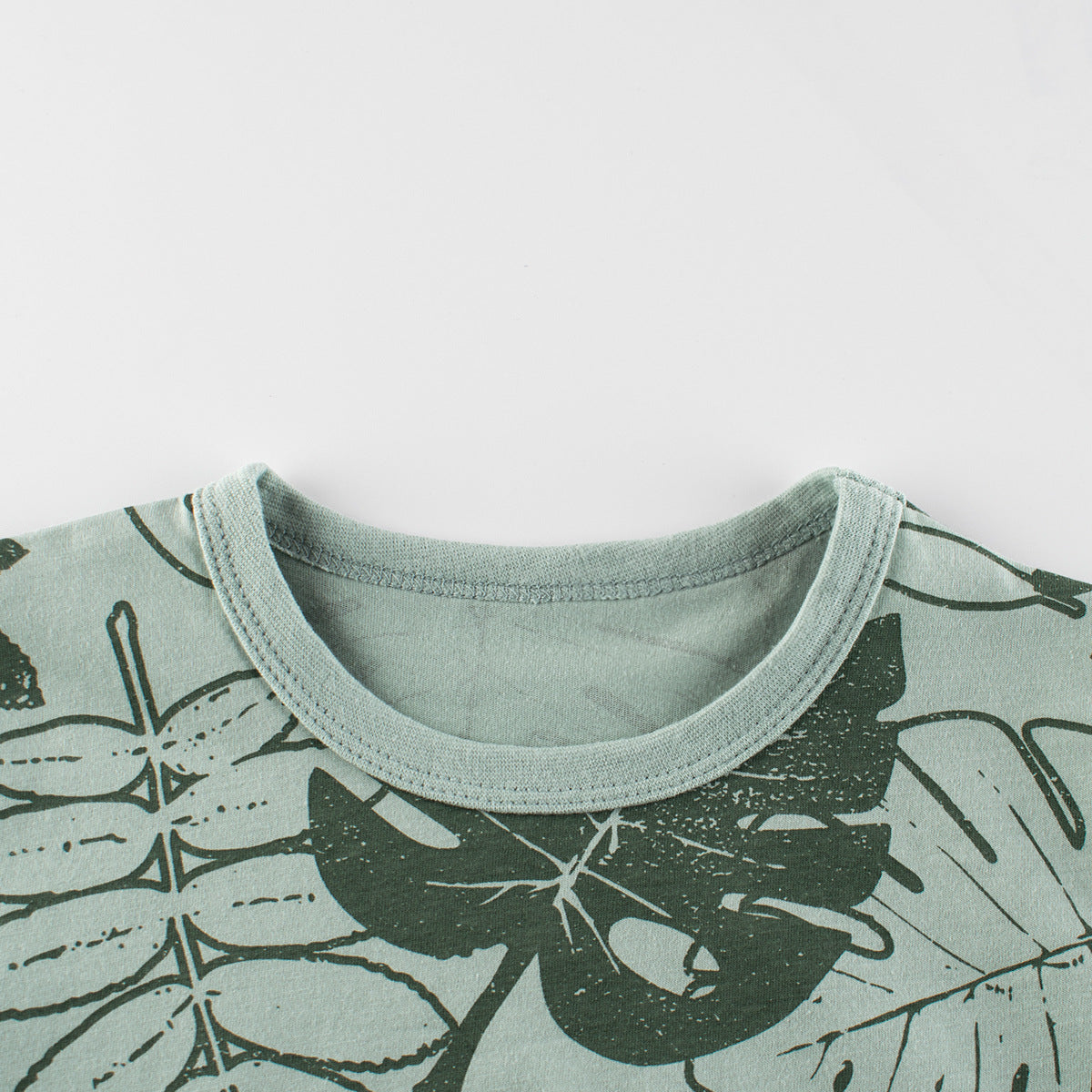 Short-sleeved crew neck T-shirt with leaf motif