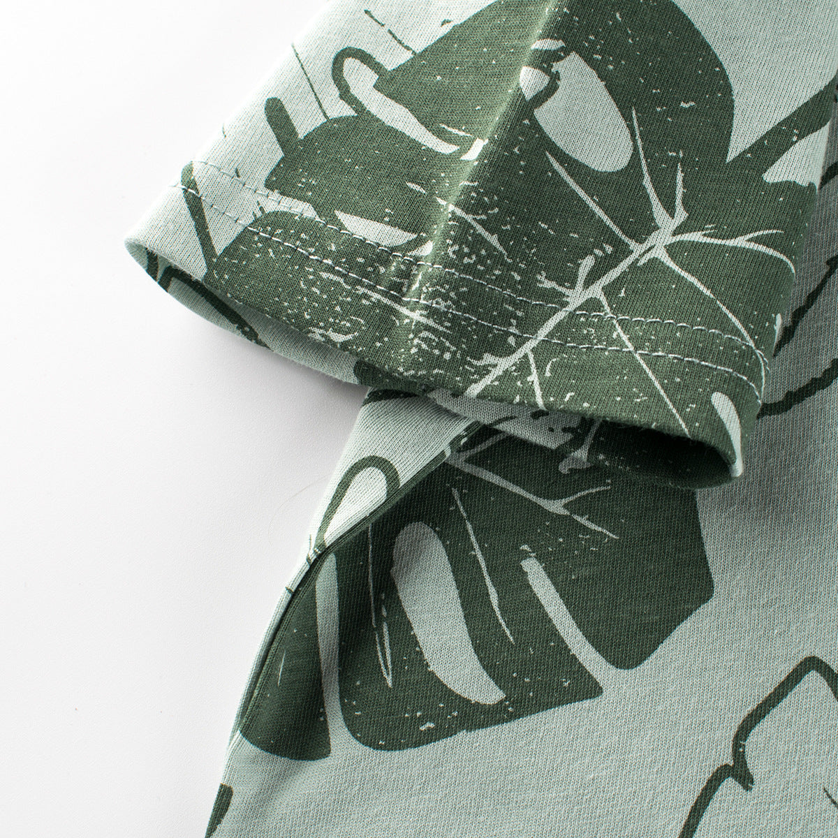 Short-sleeved crew neck T-shirt with leaf motif