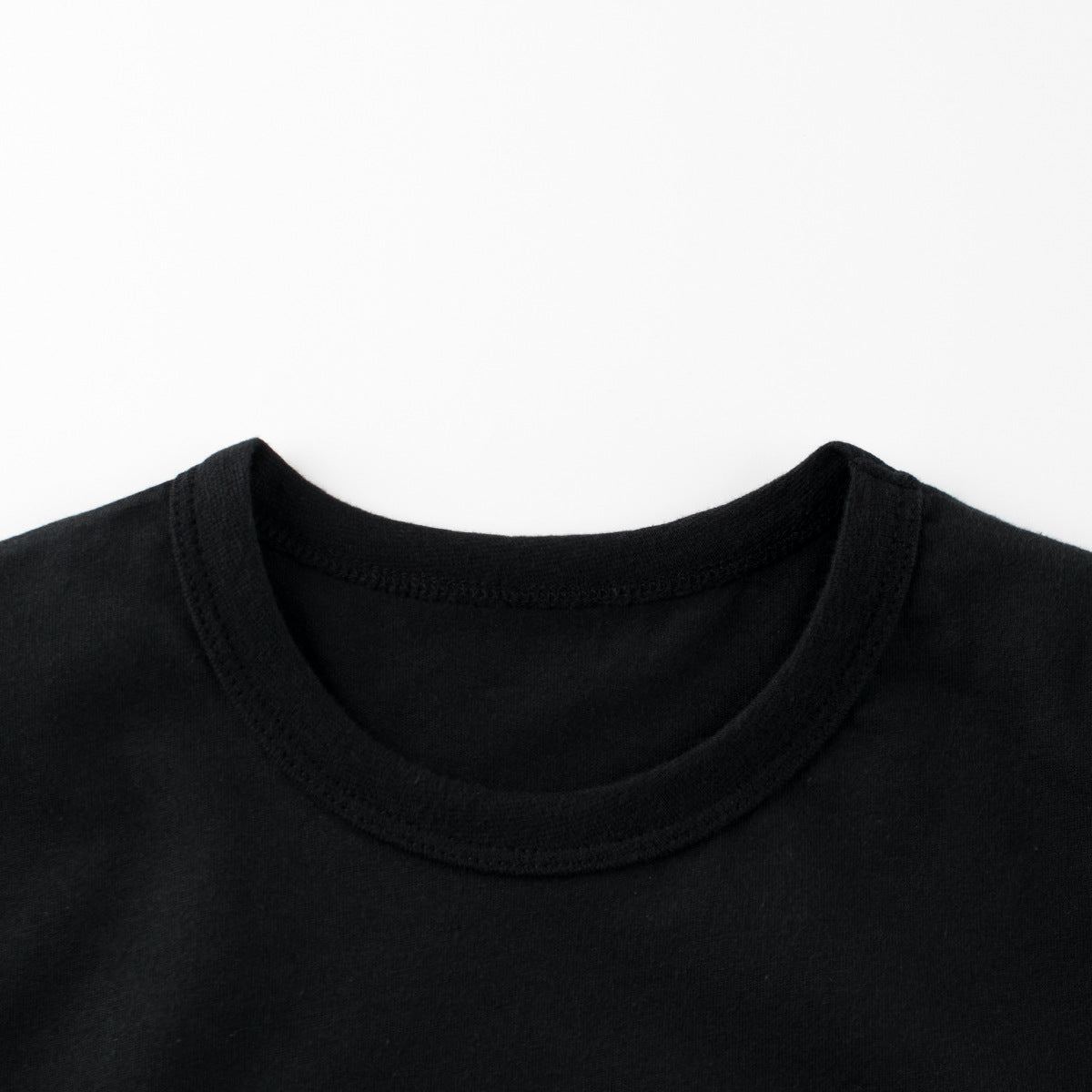 Short-sleeved T-shirt with round neck and solid color letter print