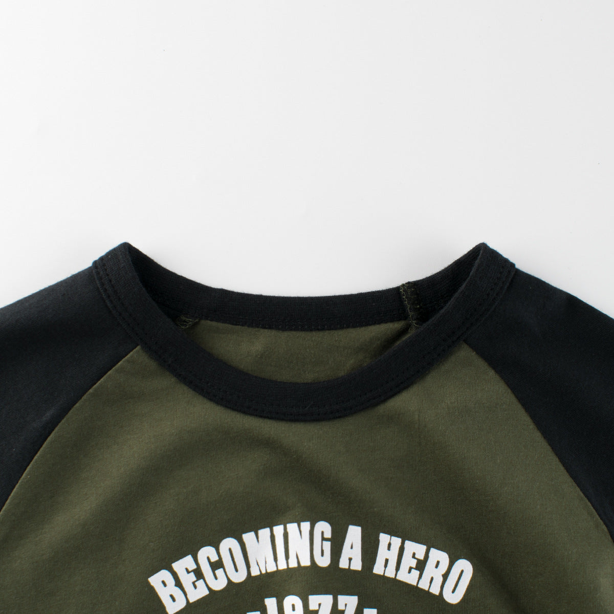 Short-sleeved T-shirt with round neck and green letter print