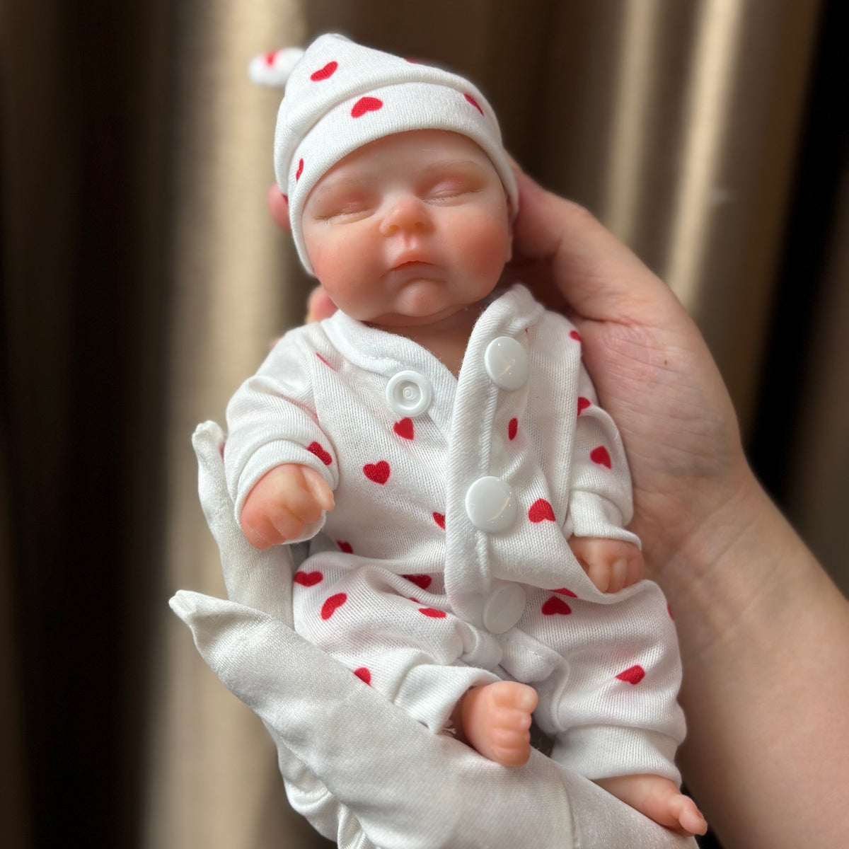 20cm Silicone Closed Eyes Peaches Mini Reborn Baby Girl In Red Heart Jumpsuits