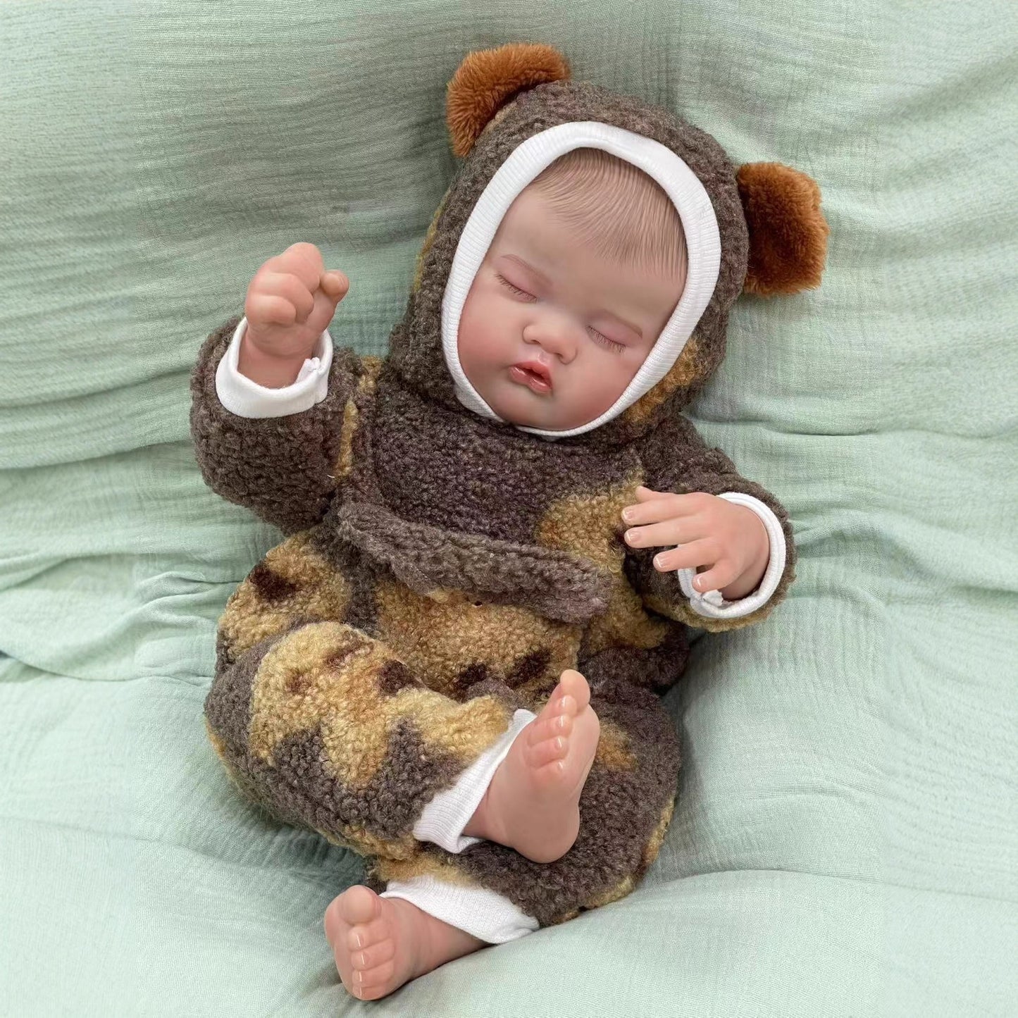 50cm Lifelike Closed Eyes Quinbee Reborn Doll in Plush Clothes